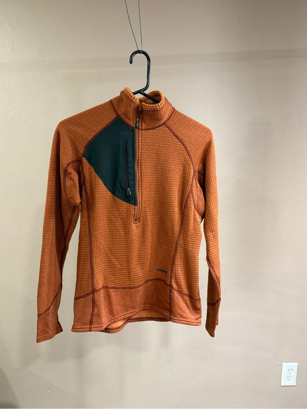 #2 Patagonia® Worn Wear
M's R1 Flash Pullover women’s size Medium